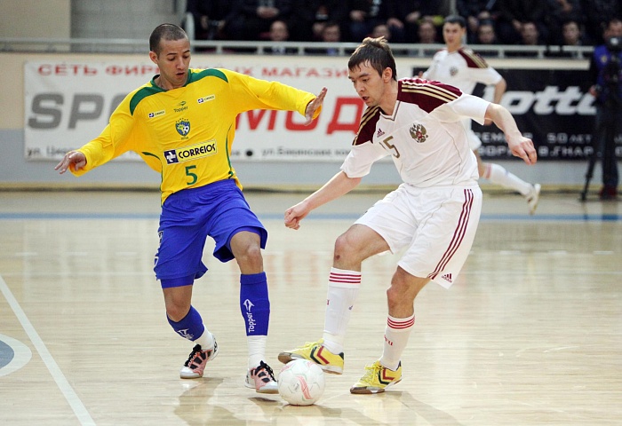 Мини-футбольную битву с бразильскими кудесниками смотрите на «Т+В»