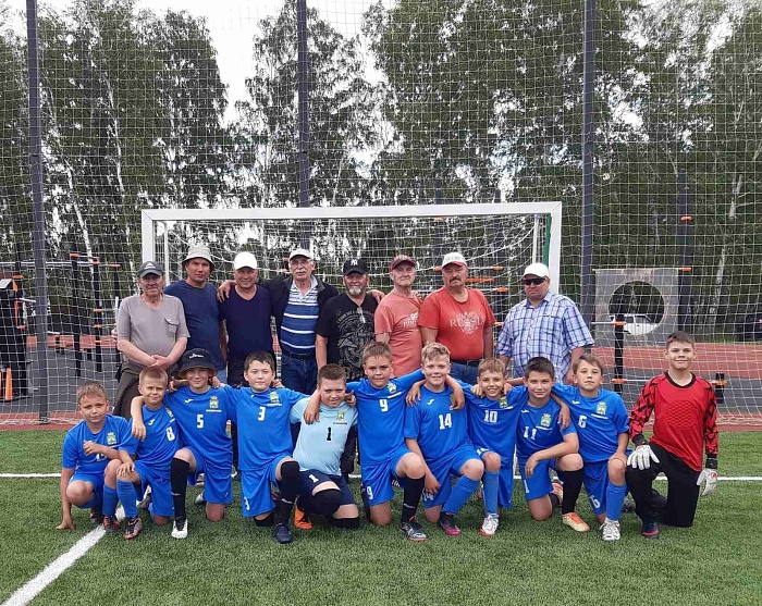 «Феникс» из Казанского района уверенно выиграл областной финал «Кожаного мяча»