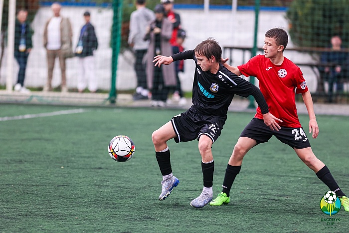 Юные тюменцы вышли в четвертьфинал футбольного турнира в Дагомысе