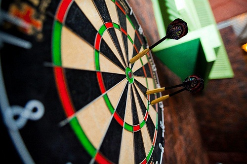 Чиновники метали дротики