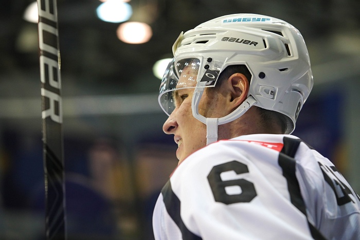 Защитник  хоккейного клуба «Рубин» Илья Гатиятулин: «Надо меньше ошибаться и чаще бросать»