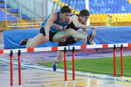 На чемпионате России добежал до награды через барьеры