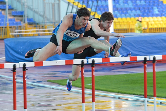На чемпионате России добежал до награды через барьеры
