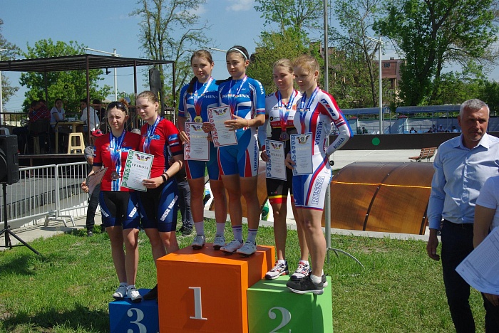 Выиграла награды на ростовском треке