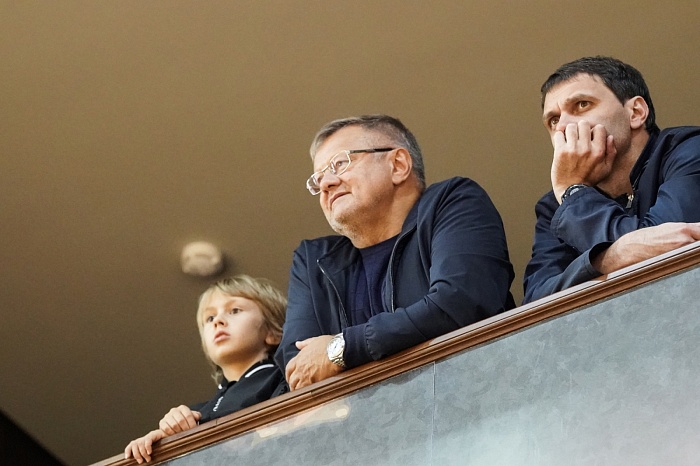 Олег Баринов (в центре)