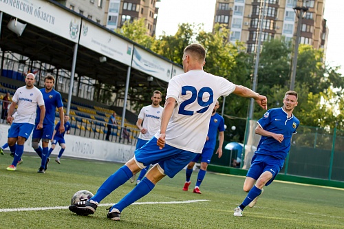 «Прибой» обыграл опытных футболистов и поднялся на третье место