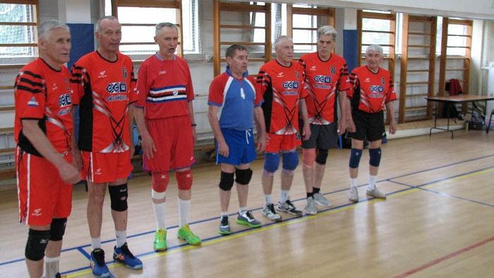 Тюменские ветераны волейбола стали вторыми на турнире в Екатеринбурге