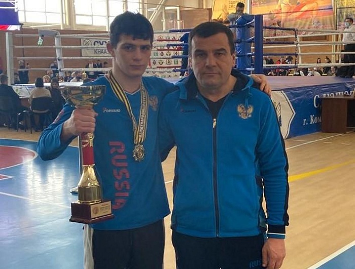 В финале взял верх над узбекским боксером
