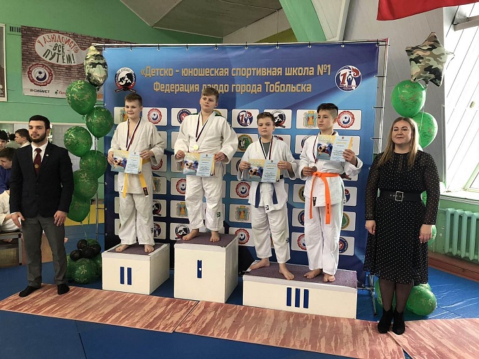 На своем татами поделились золотом с гостями