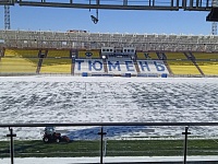 Тюменский стадион «Геолог» срочно очищают от снега