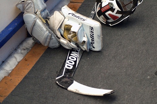 Хозяева «пробили» вратаря во втором матче