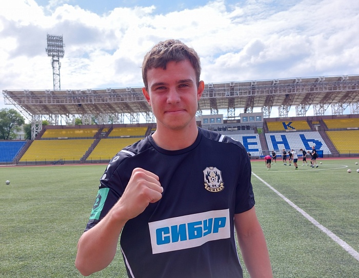 Полузащитник футбольного клуба «Тюмень» Вадим Симутенков: «Всю сознательную жизнь играл за петербургский «Зенит», потому решил попробовать свои силы в другой команде»