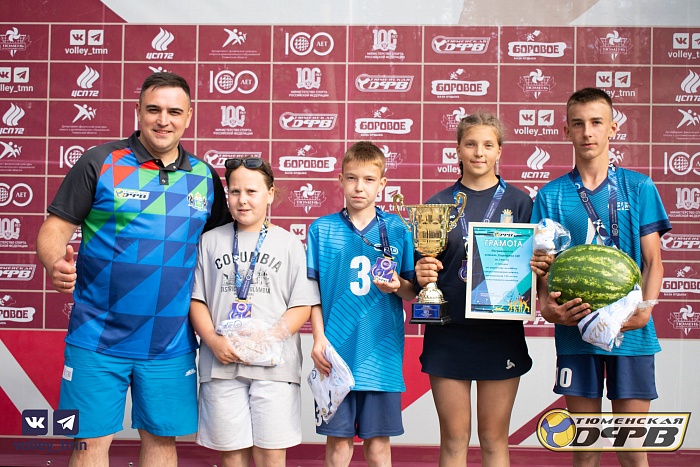 На «Боровом» в парковый волейбол сыграли смешанные команды