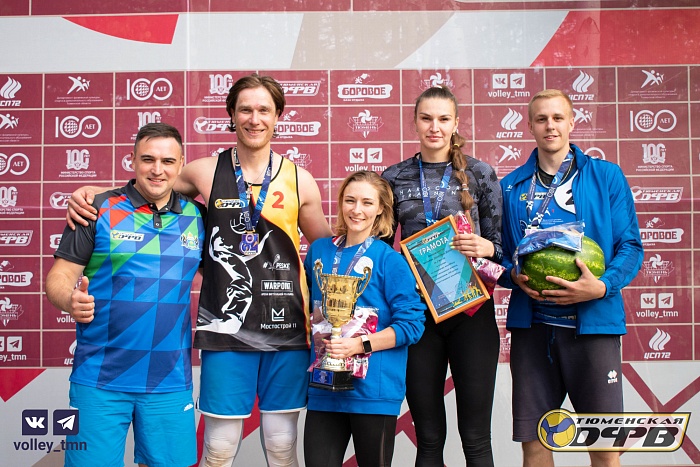 На «Боровом» в парковый волейбол сыграли смешанные команды