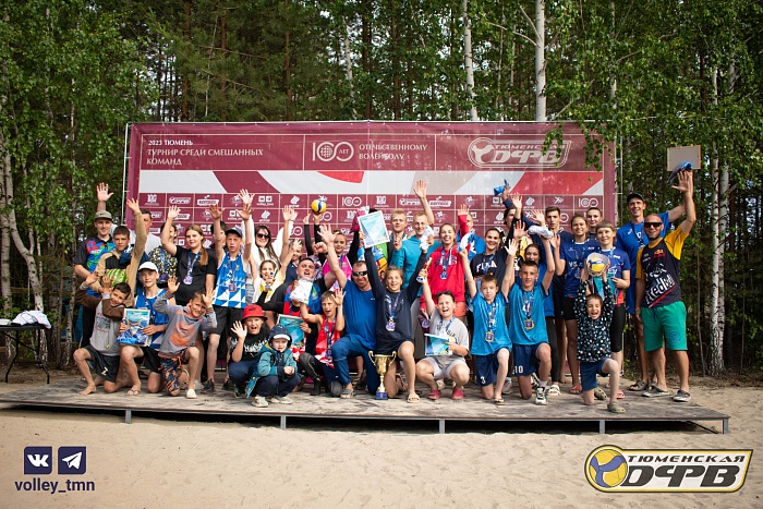 На «Боровом» в парковый волейбол сыграли смешанные команды