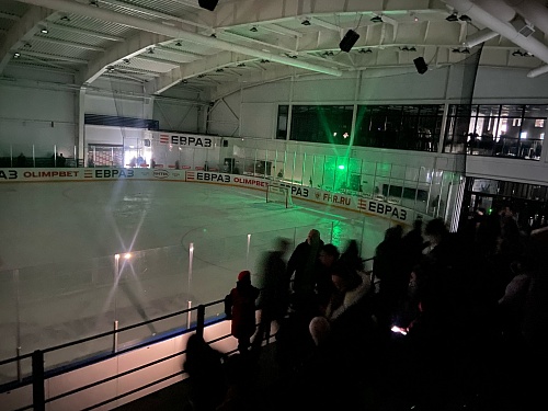 Ураганный ветер прервал матч чемпионата ВХЛ в Новокузнецке