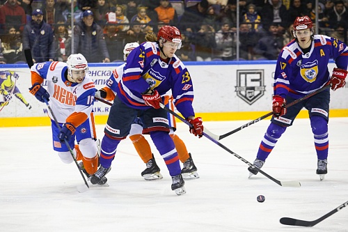 В четвертьфинале Кубка чемпиона России по хоккею лучше играют хозяева