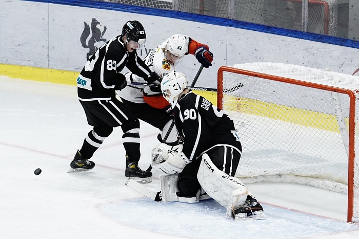 Хоккейный клуб «Тюменский Легион» уступил сопернику из Новокузнецка, но заработал один балл