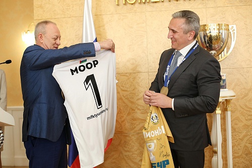 Губернатору вручили чемпионскую майку