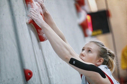 В опросе победила скалолазка