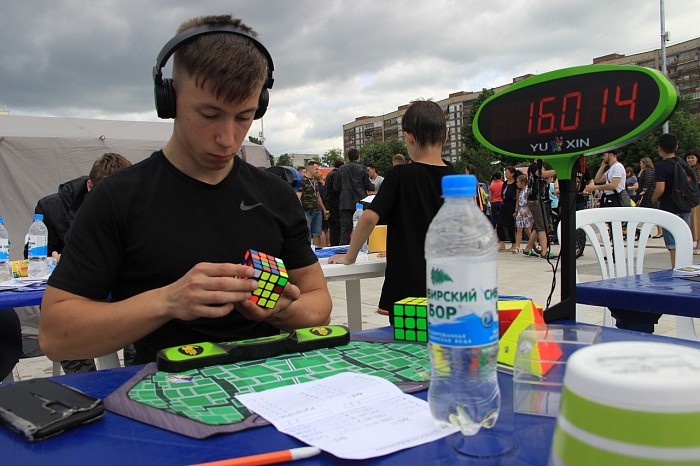 Больше ста тюменцев собирали Кубик Рубика на скорость