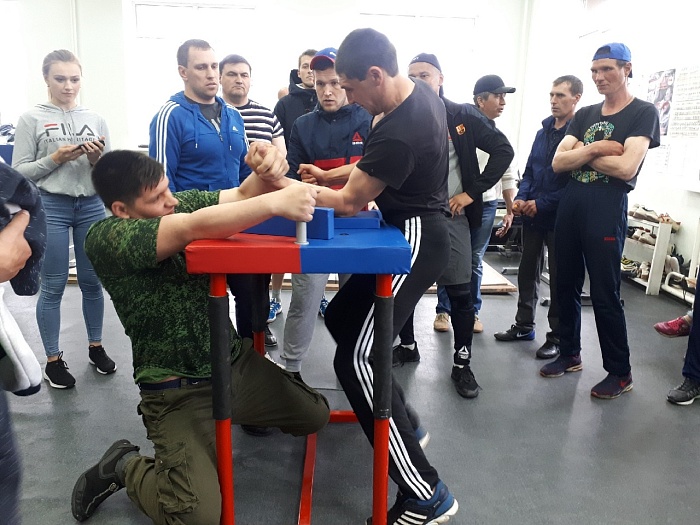 В Голышманово боролись на руках