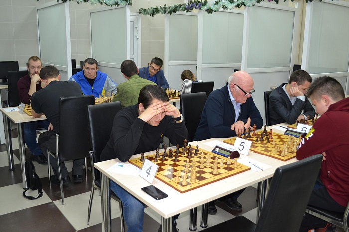 Лидеру достался в соперники действующий чемпион