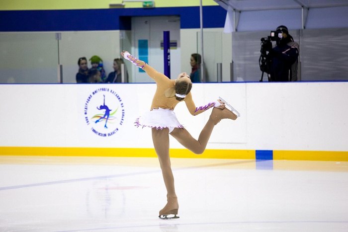 Фигуристы соперничают на льду «Прибоя»