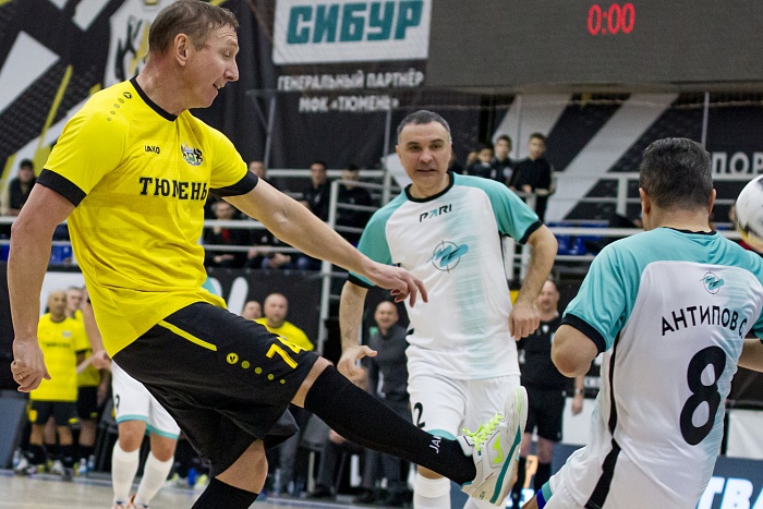 Легенды Тюменской области отыгрались, уступая в счёте легендам Суперлиги, в футзальном ретро-матче