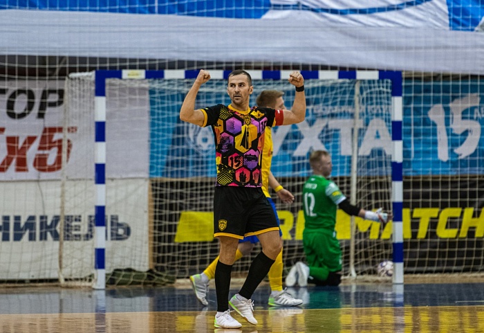 Известные игроки Евгений Мишарин, Денис Абышев и Данил Карпюк отличились в очередном туре чемпионата Тюмени по мини-футболу