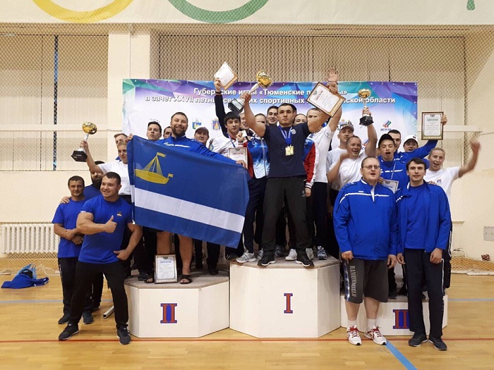 На Губернских играх поднимали гири сотни раз