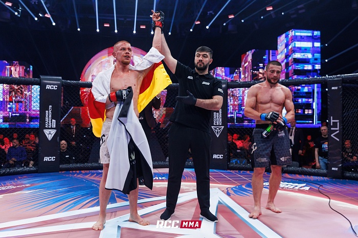 Победитель боя в полусреднем весе турнира RCC 19 Александр Васильев: «Отпраздновал победу в кругу близких»