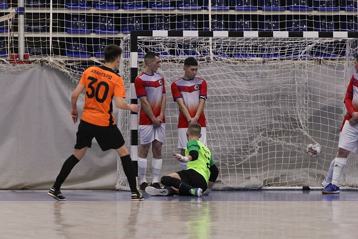 «Авангард» одолел «олимпийскую» команду в чемпионате Тюмени по футзалу