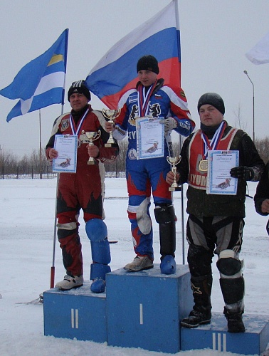 Узнали лучших мотогонщиков на льду