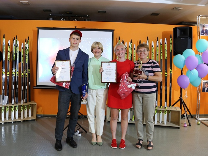 Выпускники школы по лыжным гонкам и биатлону Луизы Носковой вскрыли капсулу времени 10-летней давности с видеообращением Виктории Сливко