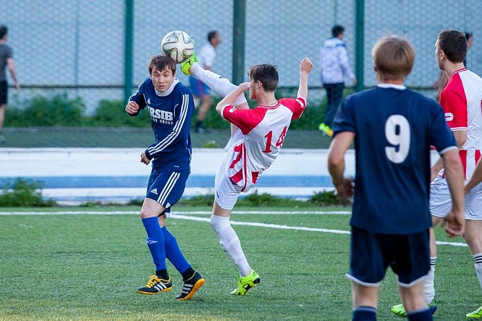 Игроки устроили потасовку во время матча…