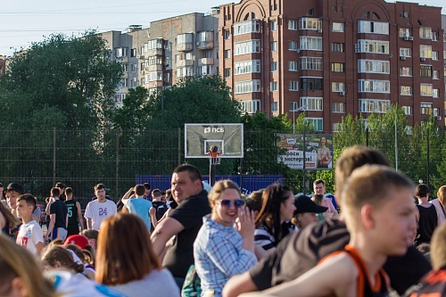 В «Центре уличного баскетбола» кольца висят на стандартной высоте
