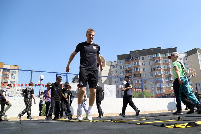 Тренировка с защитником мини-футбольного клуба «Тюмень» Андреем Соколовым в сквере «Семейный»