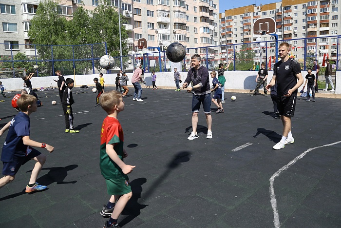 Тренировка с защитником мини-футбольного клуба «Тюмень» Андреем Соколовым в сквере «Семейный»