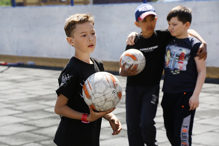 Тренировка с защитником мини-футбольного клуба «Тюмень» Андреем Соколовым в сквере «Семейный»