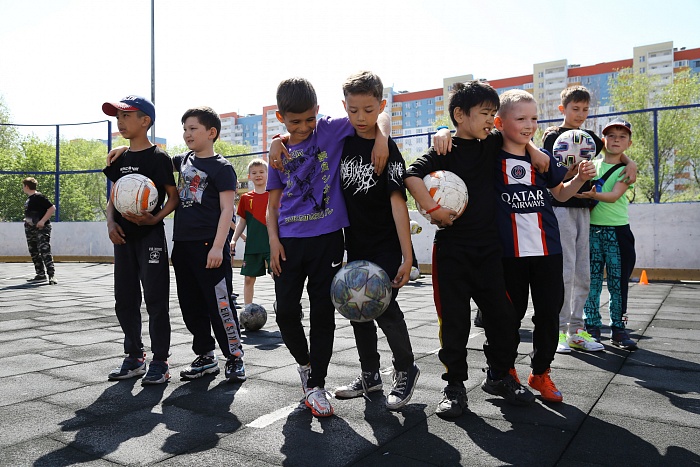 Тренировка с защитником мини-футбольного клуба «Тюмень» Андреем Соколовым в сквере «Семейный»