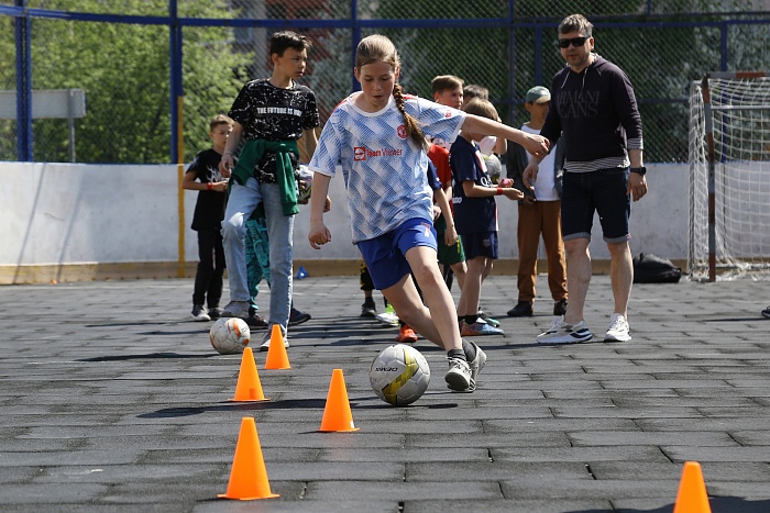 Тренировка с защитником мини-футбольного клуба «Тюмень» Андреем Соколовым в сквере «Семейный»