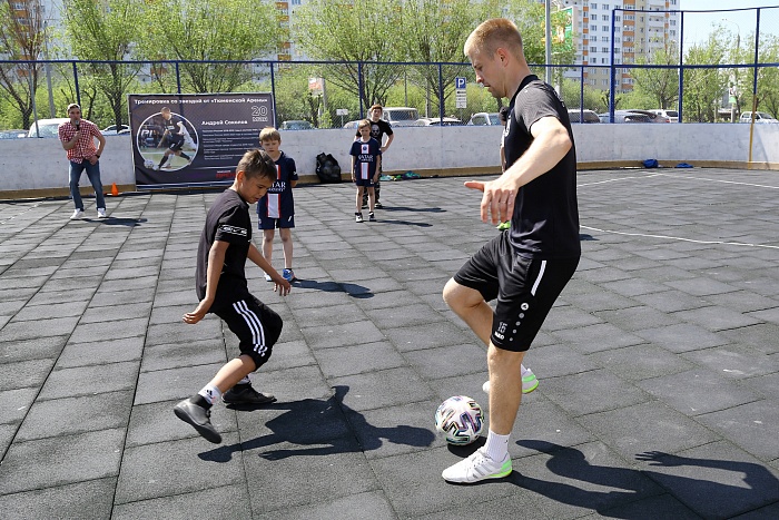 Тренировка с защитником мини-футбольного клуба «Тюмень» Андреем Соколовым в сквере «Семейный»