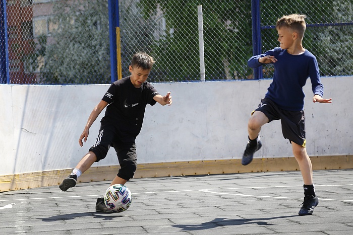 Тренировка с защитником мини-футбольного клуба «Тюмень» Андреем Соколовым в сквере «Семейный»