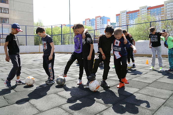 Тренировка с защитником мини-футбольного клуба «Тюмень» Андреем Соколовым в сквере «Семейный»