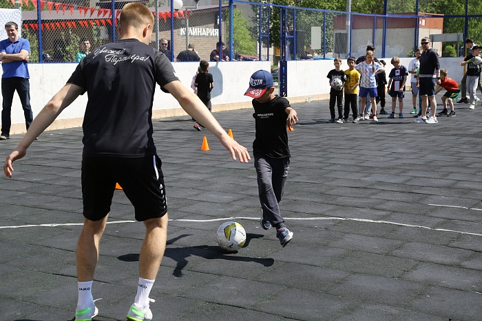 Тренировка с защитником мини-футбольного клуба «Тюмень» Андреем Соколовым в сквере «Семейный»