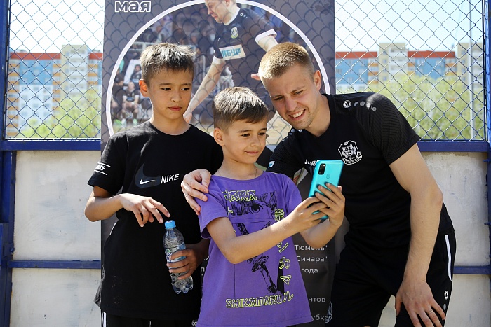 Тренировка с защитником мини-футбольного клуба «Тюмень» Андреем Соколовым в сквере «Семейный»