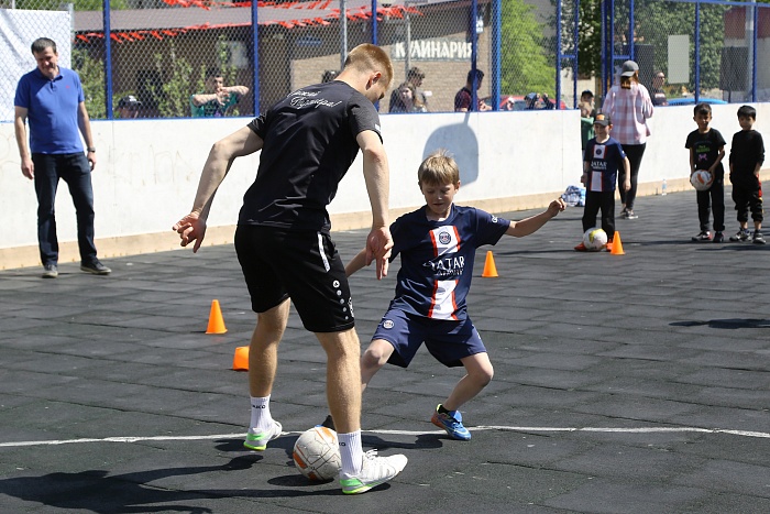 Тренировка с защитником мини-футбольного клуба «Тюмень» Андреем Соколовым в сквере «Семейный»