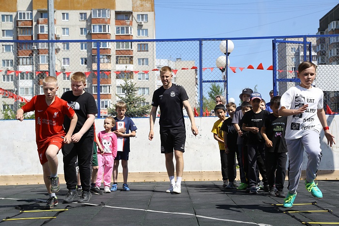 Тренировка с защитником мини-футбольного клуба «Тюмень» Андреем Соколовым в сквере «Семейный»