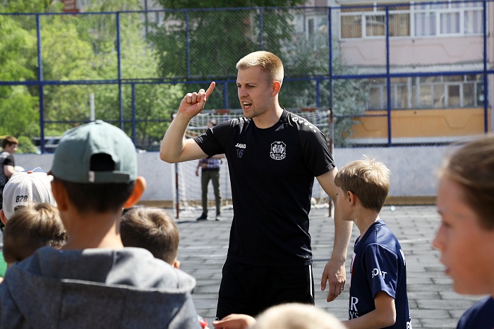 Тренировка с защитником мини-футбольного клуба «Тюмень» Андреем Соколовым в сквере «Семейный»